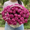 51 малиновый пион Флеминг в корзине